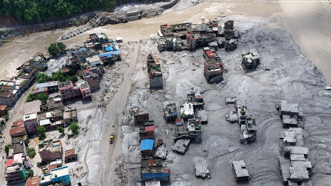 Nepal authorities raise the death toll in the flood in the north of the country to nearly 470