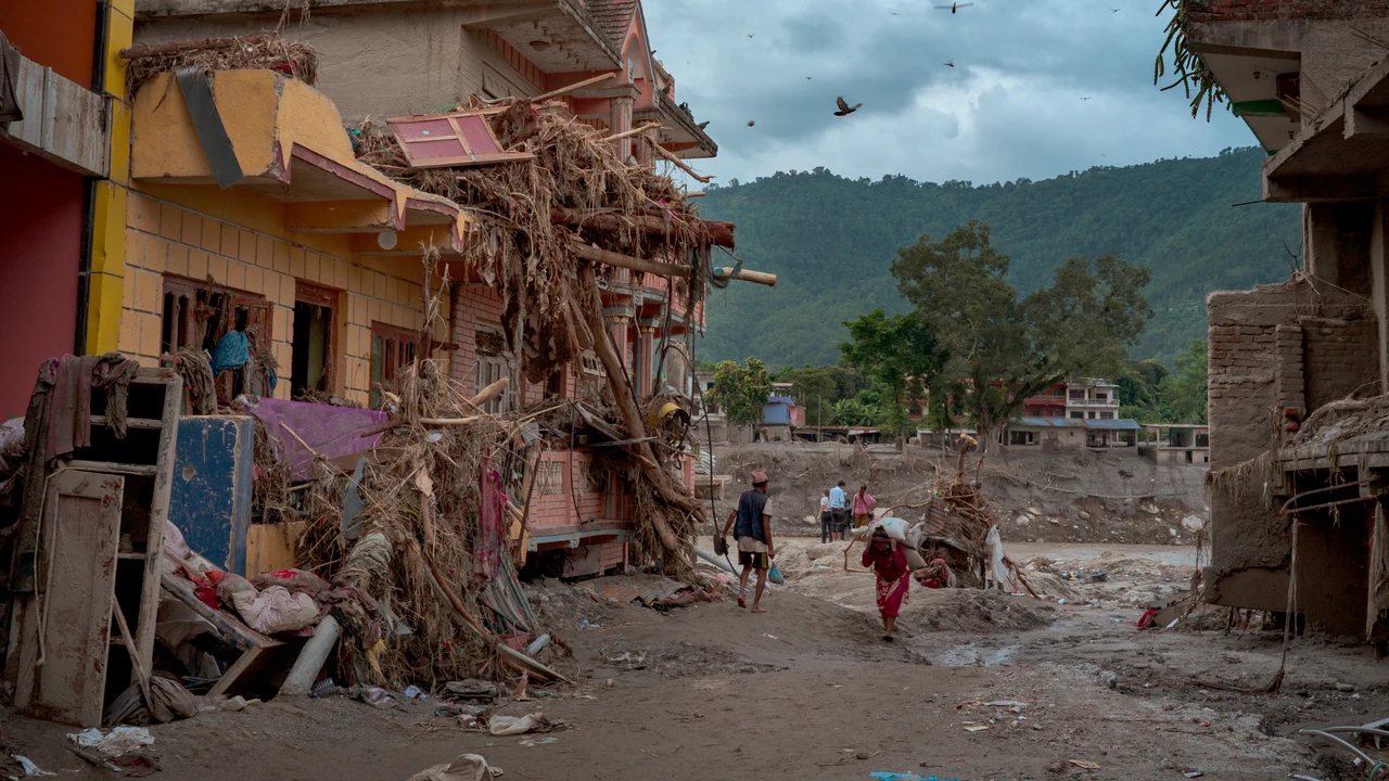 The devastating flood in Nepal already leaves 750 dead, more than 3,000 missing and the rains complicate rescues