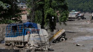 The melting of the Himalayan glaciers and an earthquake: the possible origin of the flood that has killed hundreds of people in Nepal