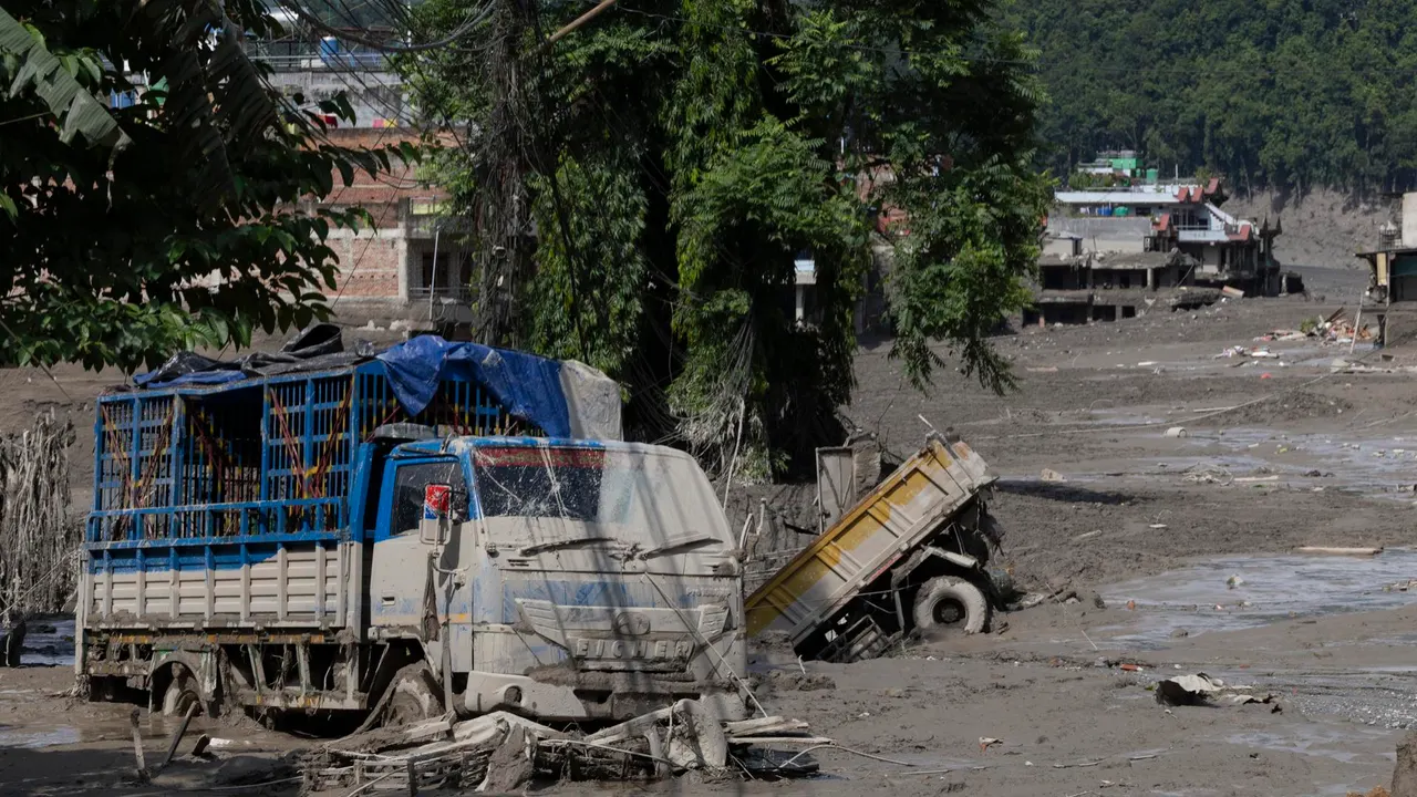 The melting of the Himalayan glaciers and an earthquake: the possible origin of the flood that has killed hundreds of people in Nepal