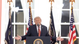 Trump assures that the "only control" what AI needs is a president "strong and intelligent" like him: "There is a sick conspiracy"