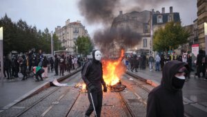 A decade of unresolved problems lights the fuse of protests in Europe: "Countries with a clear interest in generating instability will be taken advantage of"