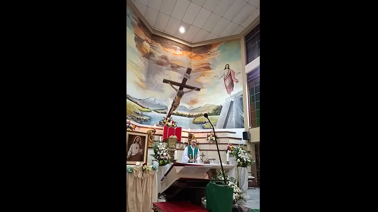 A priest dies in Ecuador after a cross falls on him during a mass broadcast live