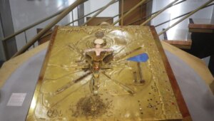 A valuable 210 kilo book with a Salvador Dalí cover is stolen from a French museum