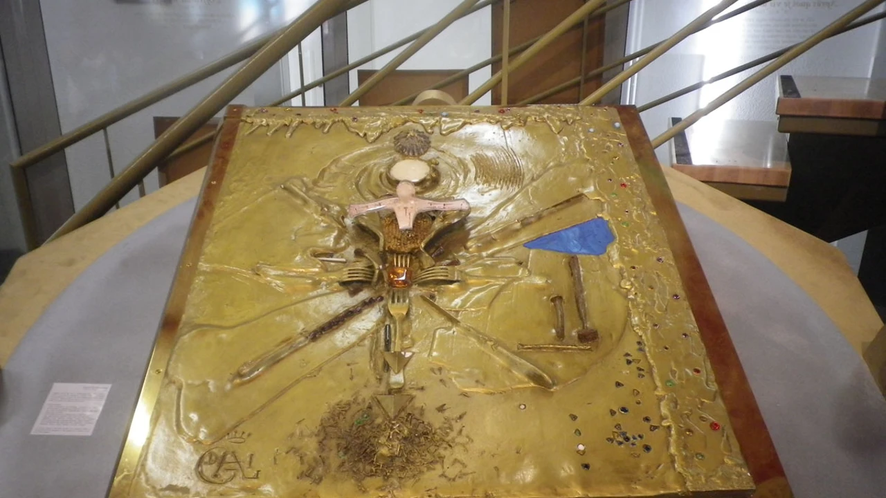 A valuable 210 kilo book with a Salvador Dalí cover is stolen from a French museum