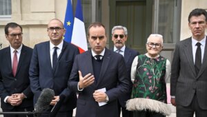 France decrees partial curfews and announces exceptional aid to businesses