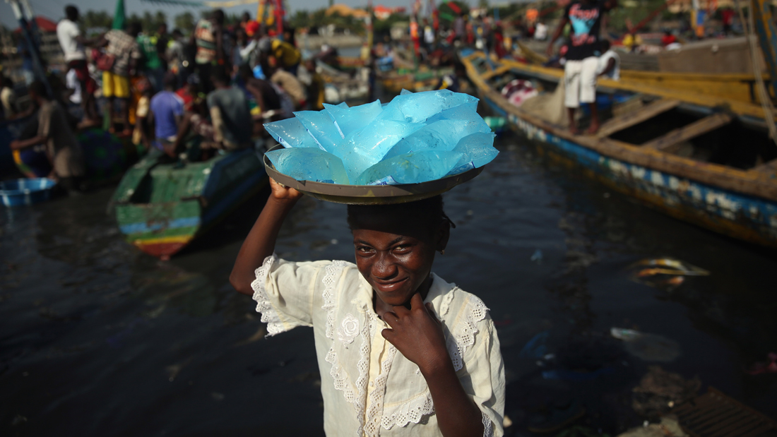 Guinea, between thirst and plastic