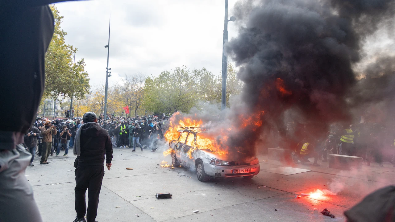 Macron calls for order and dialogue after a wave of unrest that shakes France