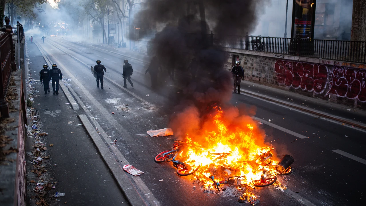 Paris decrees curfew and bans demonstrations in several areas after weekend riots