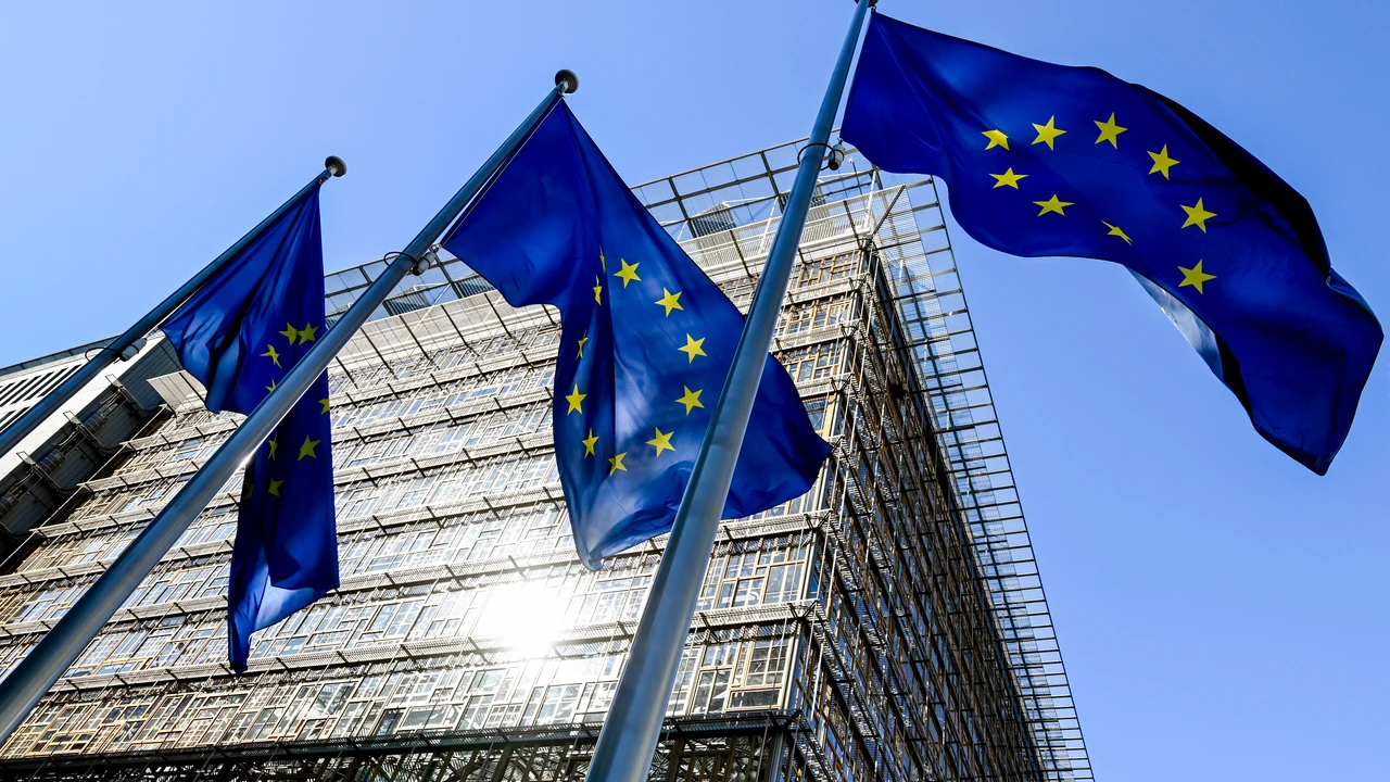 The European Union gives the green light to the largest package of sanctions against Russia with almost 1,600 names