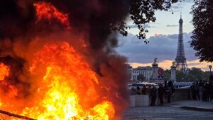 The riots set France on fire and sink Macron with criticism of "power vacuum": "We will arrive at very polarized elections between Mélenchon and Le Pen"